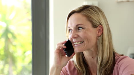 Mujer-Rubia-Hablando-Por-Teléfono-