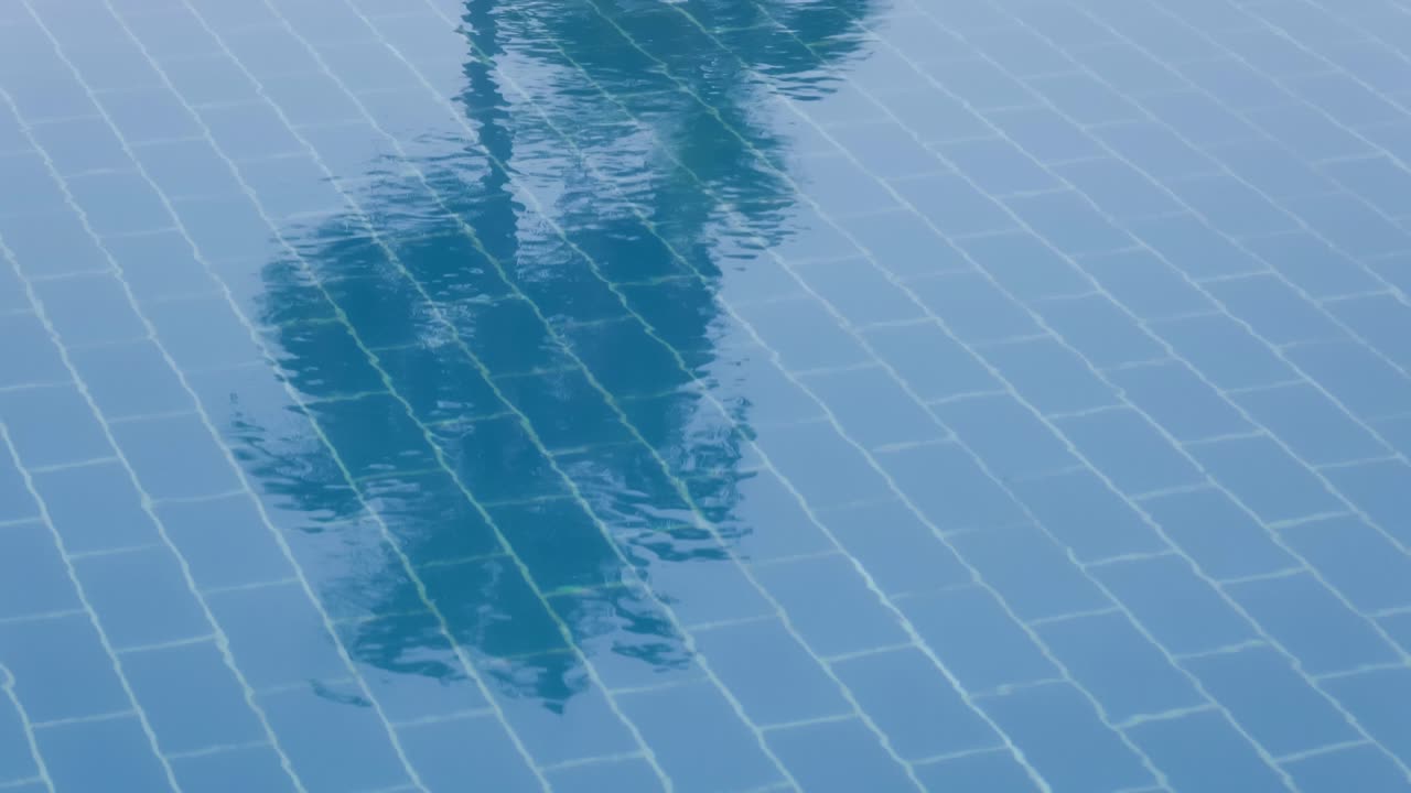 Refleksi Abstrak pada Ubin Kolam Biru