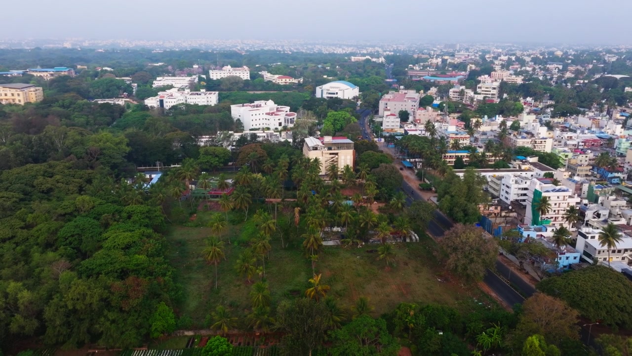 Hotel Casa Meridian con fattoria Bhudevi, edifici e autostrada da Mangalore a Mysore a Mysuru, Karnataka, India. Di giorno, ripresa con avvicinamento, ripresa con drone, 4K
