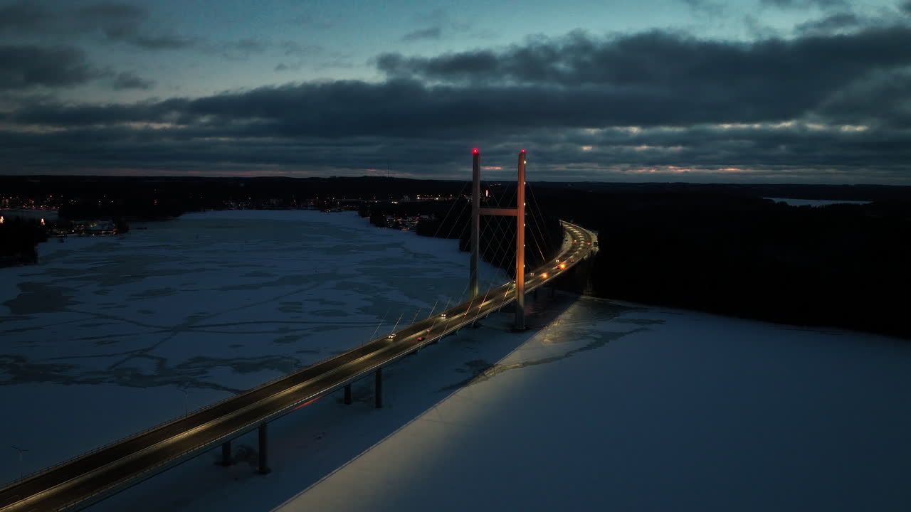 핀란드 헤이놀라 (heinola) 의 겨울에 타티니에미 다리 (tatiniemi bridge) 에서 교통을 추적하는 항공 사진