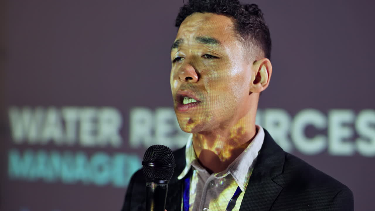 hombre haciendo una presentación sobre la gestión de los recursos hídricos