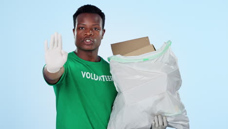 hombre, voluntario y limpieza de plástico para residuos
