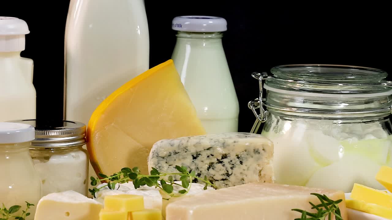 productos lácteos variados sobre un fondo negro