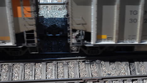 mercancías ferroviarias transportadas en vagones de tolva en ferrocarril, primer plano del ángulo superior