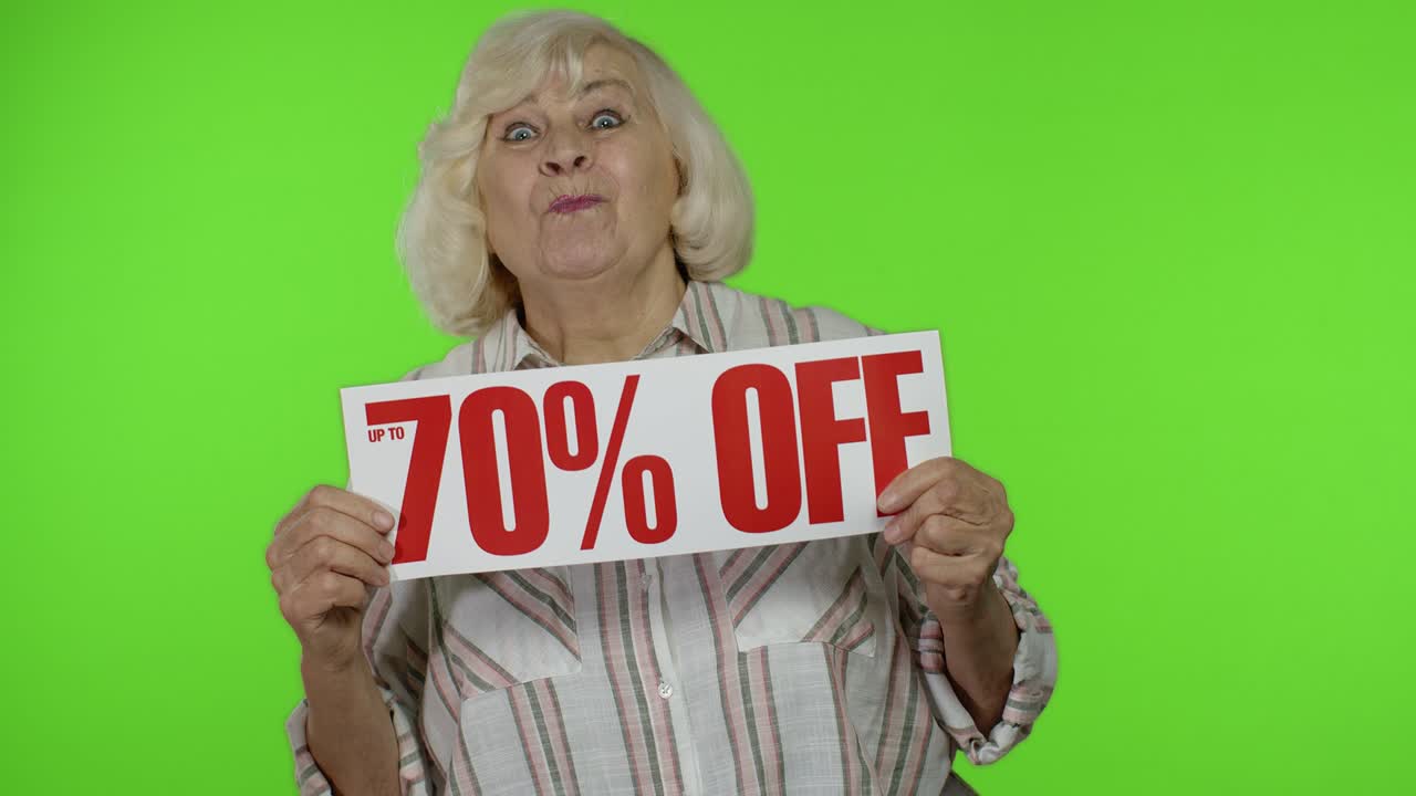 abuela mayor mostrando hasta un 70 por ciento de descuento en el letrero de inscripción, disfrutando de descuentos. llave de croma