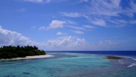 Große-Flache-Lagune-Mit-Klarem-Smaragdgrünem-Wasser,-Die-Den-Weißen-Sandstrand-Einer-Tropischen-Insel-Mit-üppiger-Vegetation-Unter-Hellem-Himmel-Mit-Wolken-In-Barbados-Umgibt