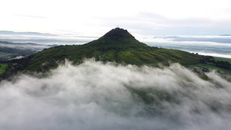 Disparo-De-Un-Dron-En-órbita-De-Un-Volcán-En-Un-Día-Nublado