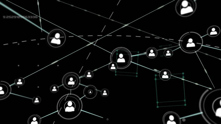 Animazione di elaborazione dati e rete di connessioni con icone di persone.