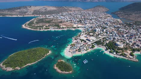 hotels und resorts in ksamil mit blick auf inseln, umgeben von türkisfarbenem meer und weißen sandstränden - das ultimative sommerparadies