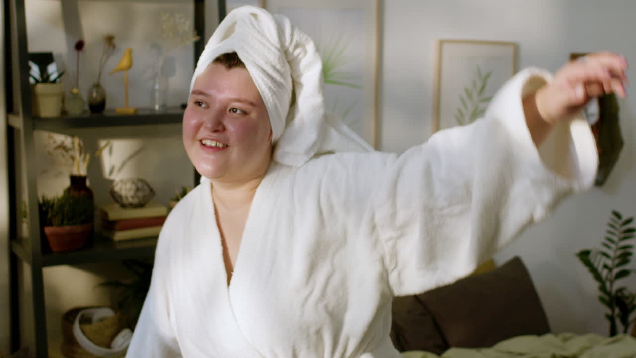 침실에서 춤을 추는 행복한 소녀