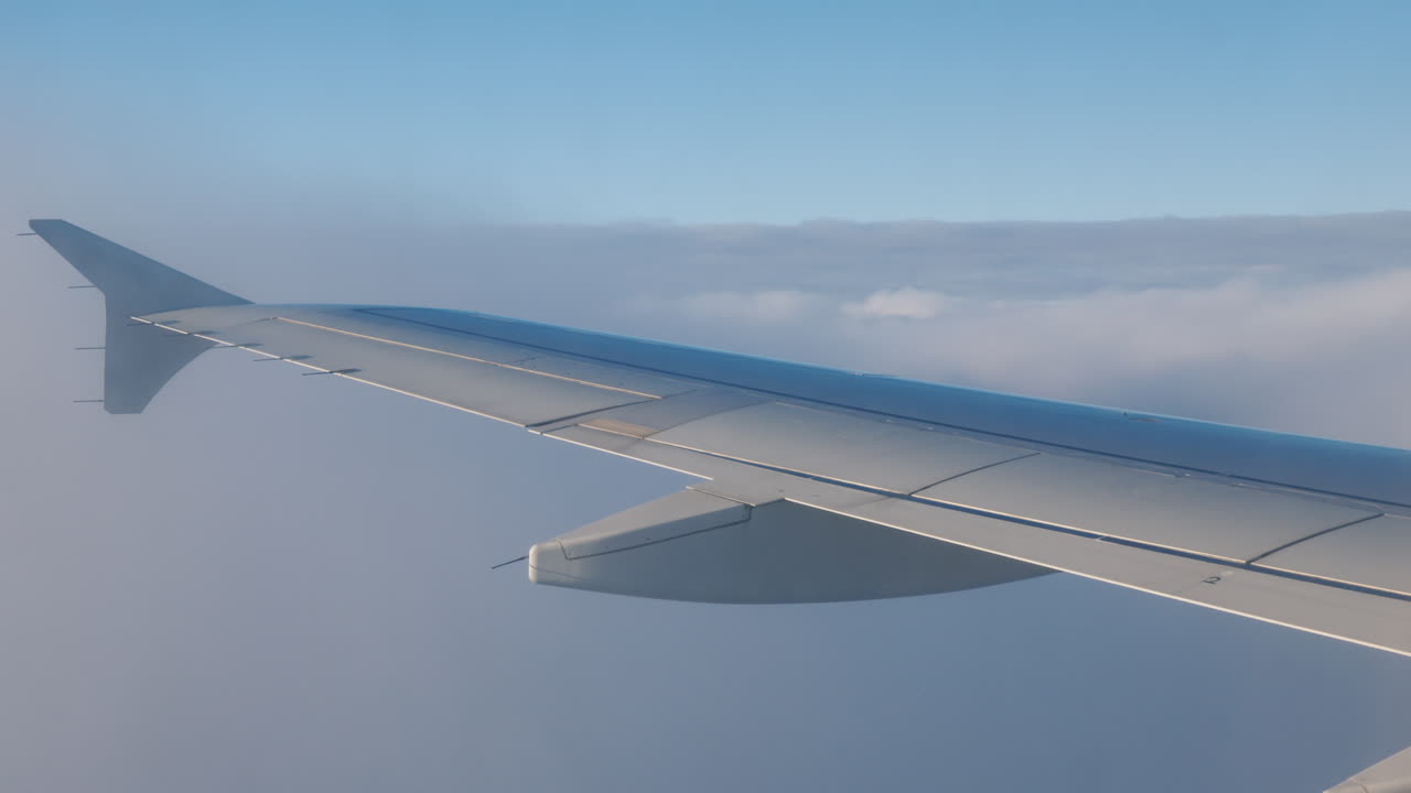 구름과 난기류가 있는 비행기 날개