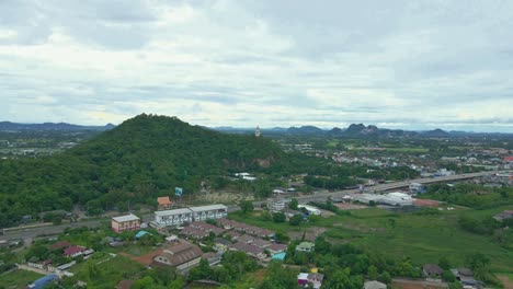 magníficas vistas desde un dron aéreo sobre la provincia de ratchaburi con khao kaen chan en la cima de una colina, tailandia