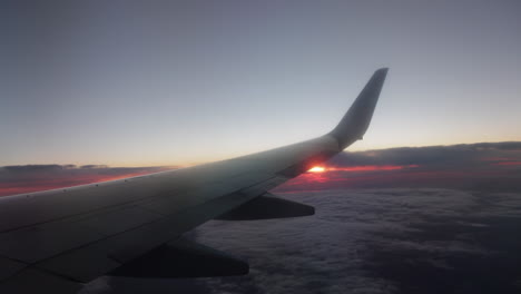 vista del amanecer desde el avión, ala a la vista.