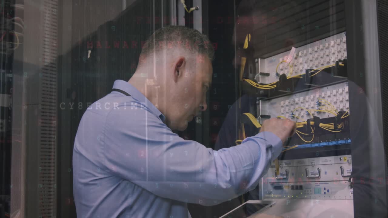 анимация обработки финансовых данных через кавказского работника серверной комнаты