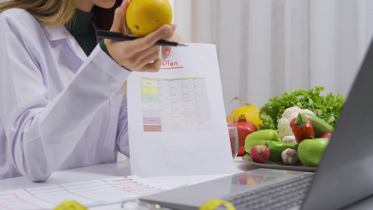 la dietista explica el plan de vida saludable que ha preparado al paciente en un chat de video remoto.