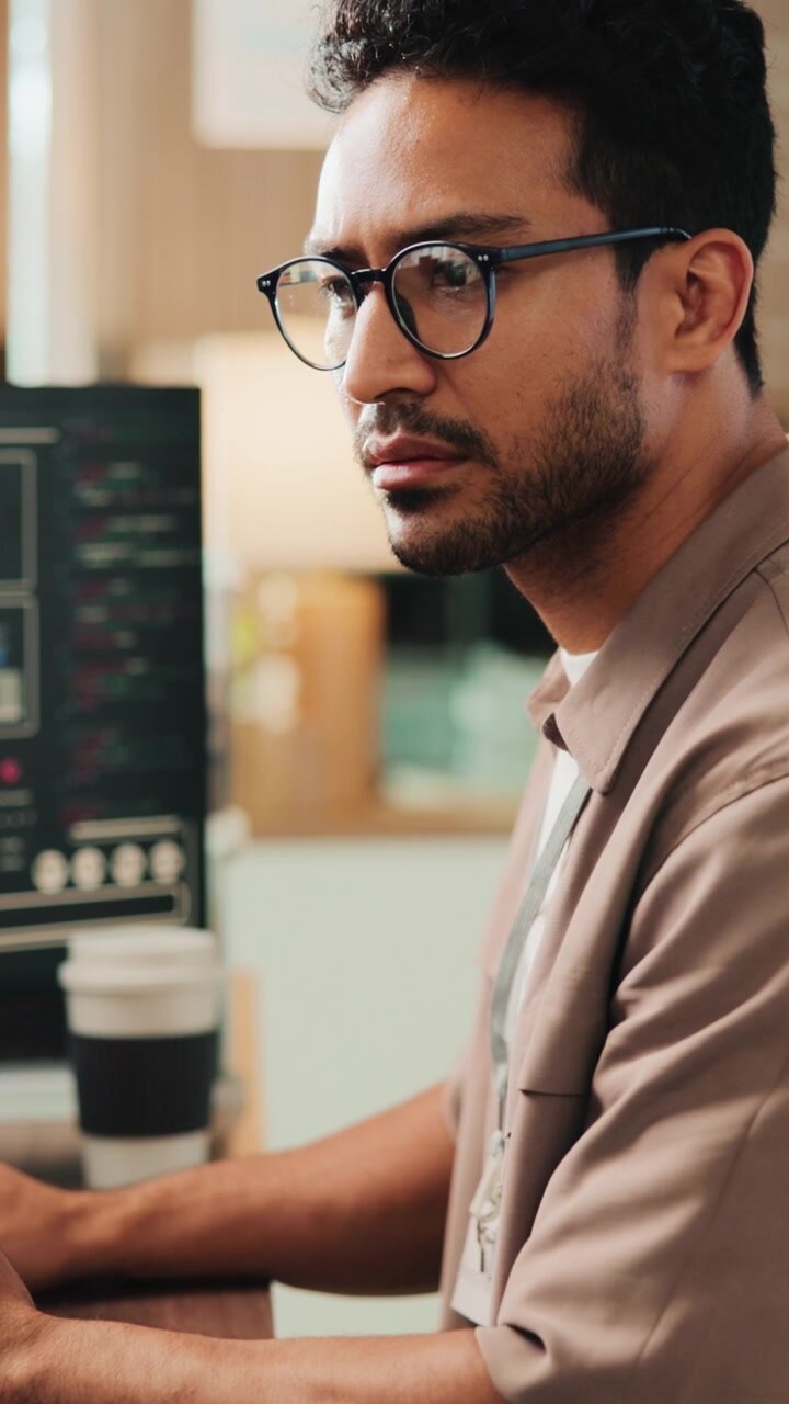 Softwareudvikler arbejder på kode ved kontorbord