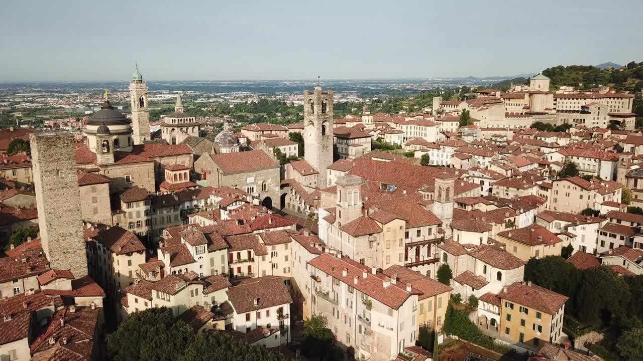 vista aérea de bergamo - ciudad antigua. una de las hermosas ciudades de italia. paisaje del centro de la ciudad y sus edificios históricos