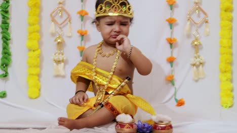 Gereizter,-Entzückender-Säugling-Im-Kleinen-Krishna-Kleid-Im-Innenbereich-Anlässlich-Des-In-Indien-Gefeierten-Janmashtami