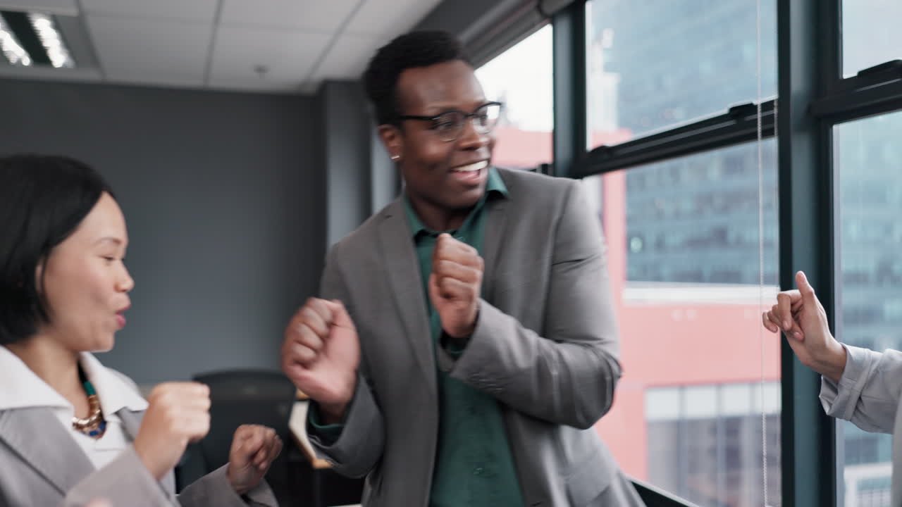 gente de negocios, grupo y baile en la oficina