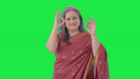 Glückliche-Alte-Indische-Frau-Zeigt-Okay-Zeichen-Greenscreen