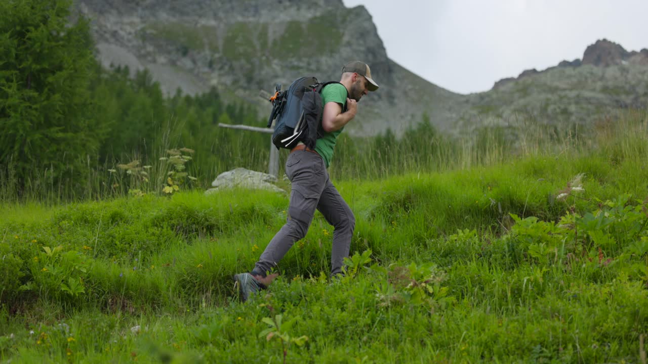 콘텐츠 제작자는 목적지인 산에 있는 오두막에 도착한 것을 축하합니다.