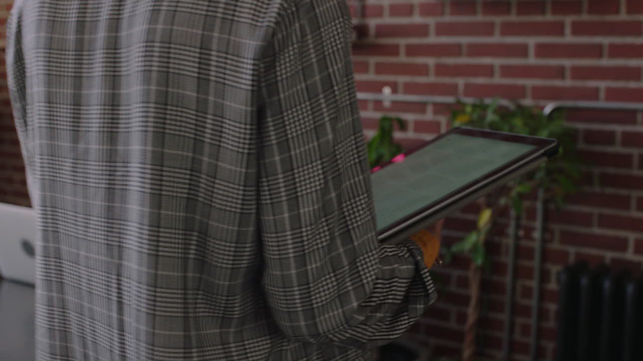 manos cerradas mujer de negocios líder usando computadora tableta digital navegando por la información en la pantalla planeando un proyecto exitoso fecha límite caminando en el lugar de trabajo de la oficina moderna