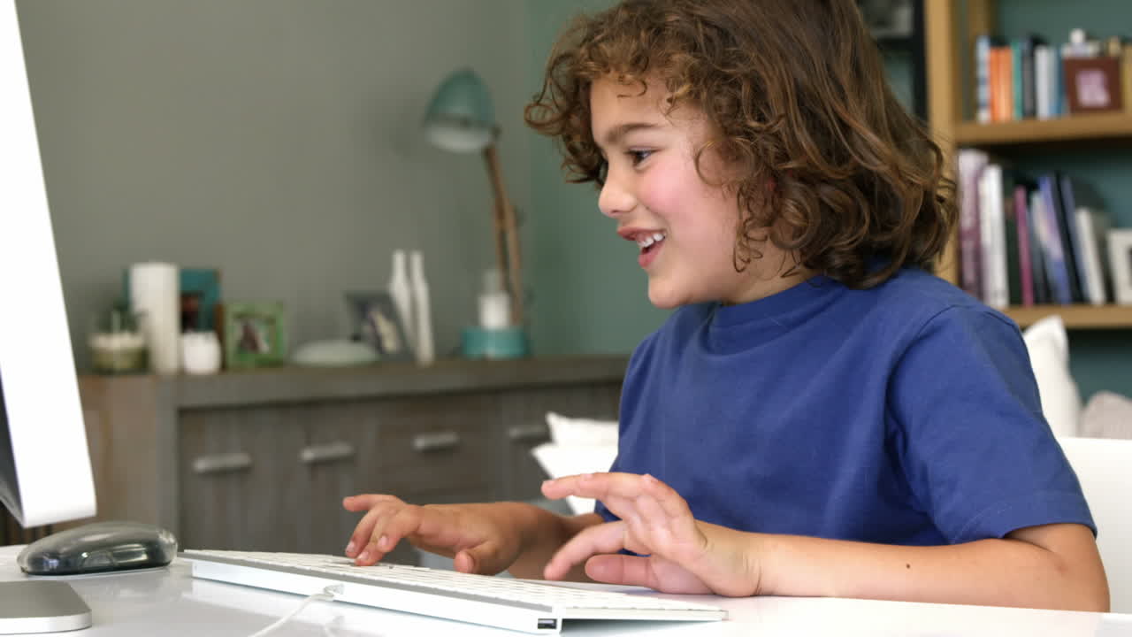niño escribiendo en un teclado blanco