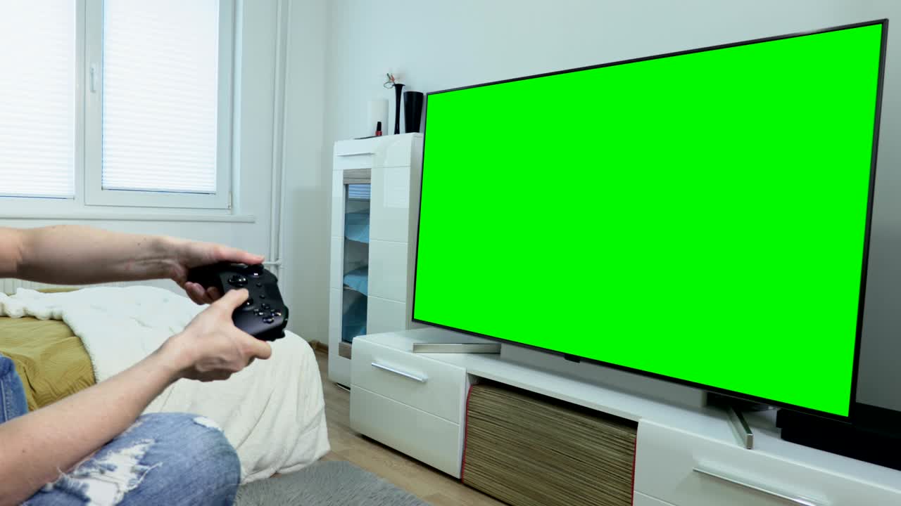비디오 게임을 하는 여자.녹색 화면으로 화면이 넓은 tv