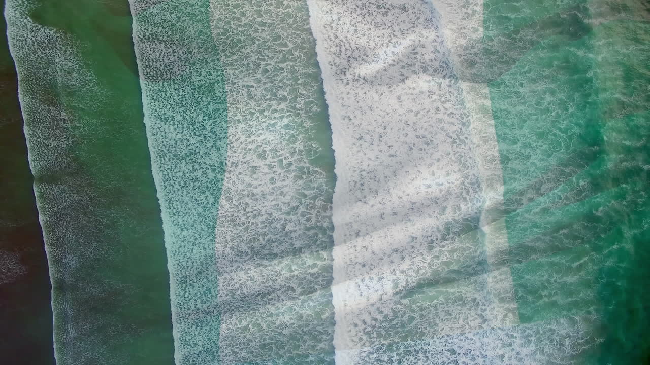 바다의 파도에 대한 공중 사진에 비해 나이지리아 발을 흔들고 있는 디지털 구성