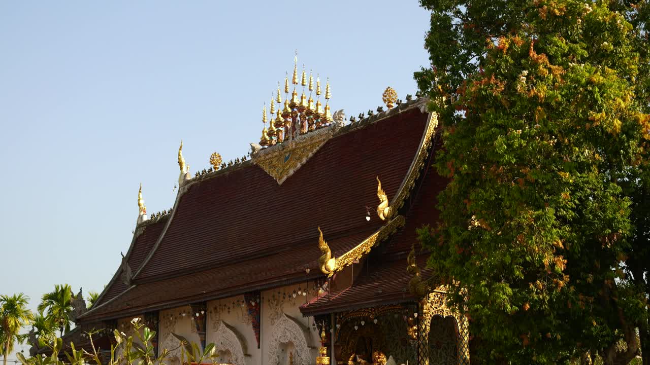 ทิวทัศน์แบบภาพยนตร์สโลว์โมชั่นที่วัดพุทธในประเทศไทย