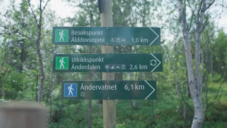 señal de ruta de senderismo en un bosque en el parque nacional de anderdalen, senja, noruega