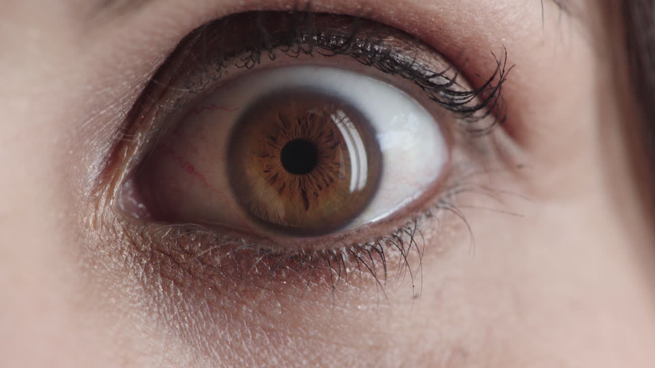 여자 눈이 닫혀서 놀랐습니다. 놀란 표정입니다. 아름다운 아이리스 디테일. 여성적인 광학적 아름다움.