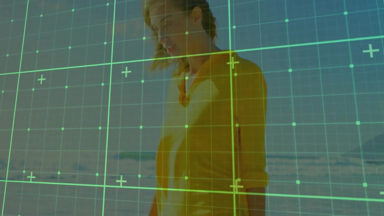 La telecamera si sposta verso il basso su una modella che mostra una tutina gialla con una scansione a griglia verde della tecnologia della moda.