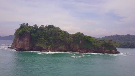 Pan-Aéreo,-Isla-Deshabitada-Cerca-Del-Parque-Nacional-Manuel-Antonio,-Costa-Rica