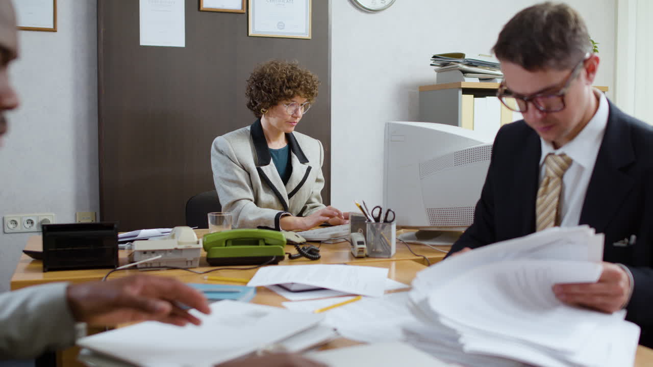 la oficina de la época.