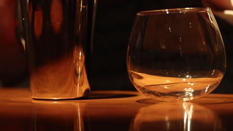 secuencia de verter una bebida en un vaso