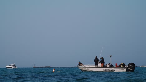 Teleaufnahme-Von-Drei-Rettungsschwimmerbooten,-Die-Im-Lake-Michigan-Vor-Anker-Liegen