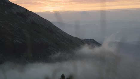 Nubes-De-Lapso-De-Tiempo,-Montañas-Al-Fondo,-Puesta-De-Sol,-España,-Tiro-Estático