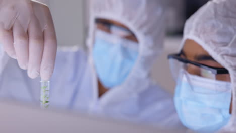 equipo de científicos en el laboratorio