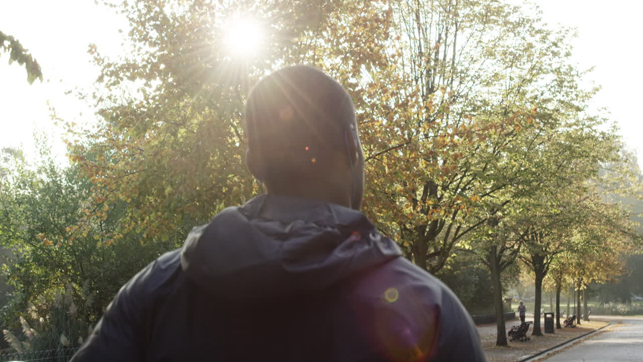 бегун, человек, бегущий в парке, тренирующийся на открытом воздухе, фитнес-трекер, носимая технология