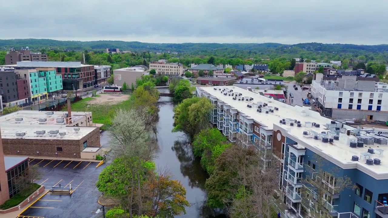 Luchtfoto van het centrum van Traverse City, Michigan, VS - Boardman Rivier, N. Union St brug