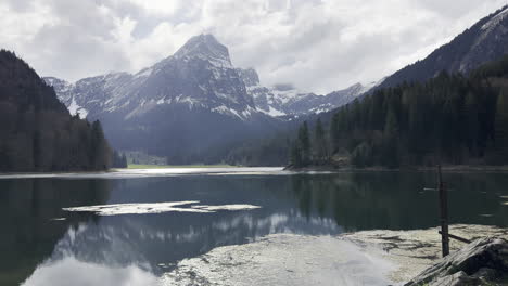 Hermoso-Reflejo-De-La-Naturaleza