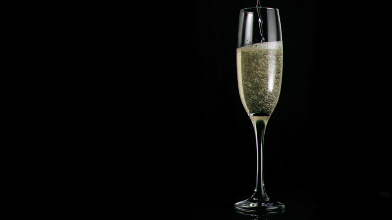 Champagne che scorre al rallentatore in un flûte