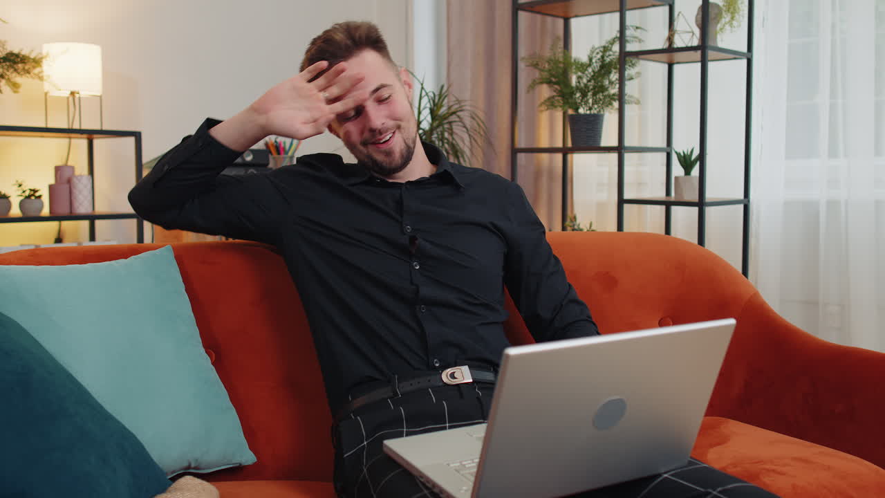 joven muy feliz trabajando en una computadora portátil celebrar el éxito ganar dinero en la lotería obtener en línea buenas noticias