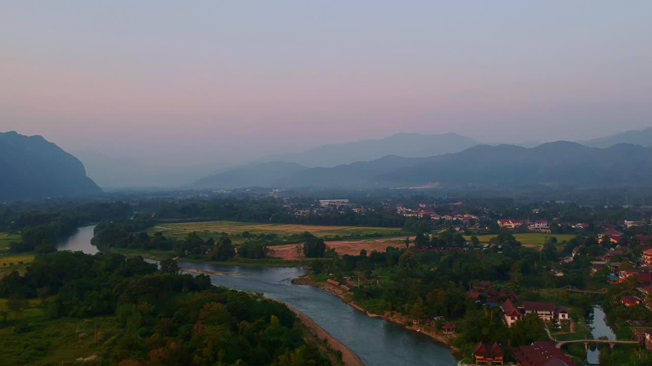 Bellissimo paesaggio rurale del Laos con fiume che attraversa la valle al tramonto, ripresa aerea