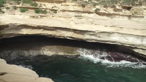 Mittelmeerwellen-Rauschen-In-Der-St.-Peter&#39;s-Pool-Stone-Beach-Cave-Hin-Und-Her