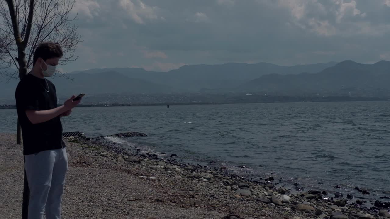 헤드폰을 쓰고 있는 마스크를 쓴 남자