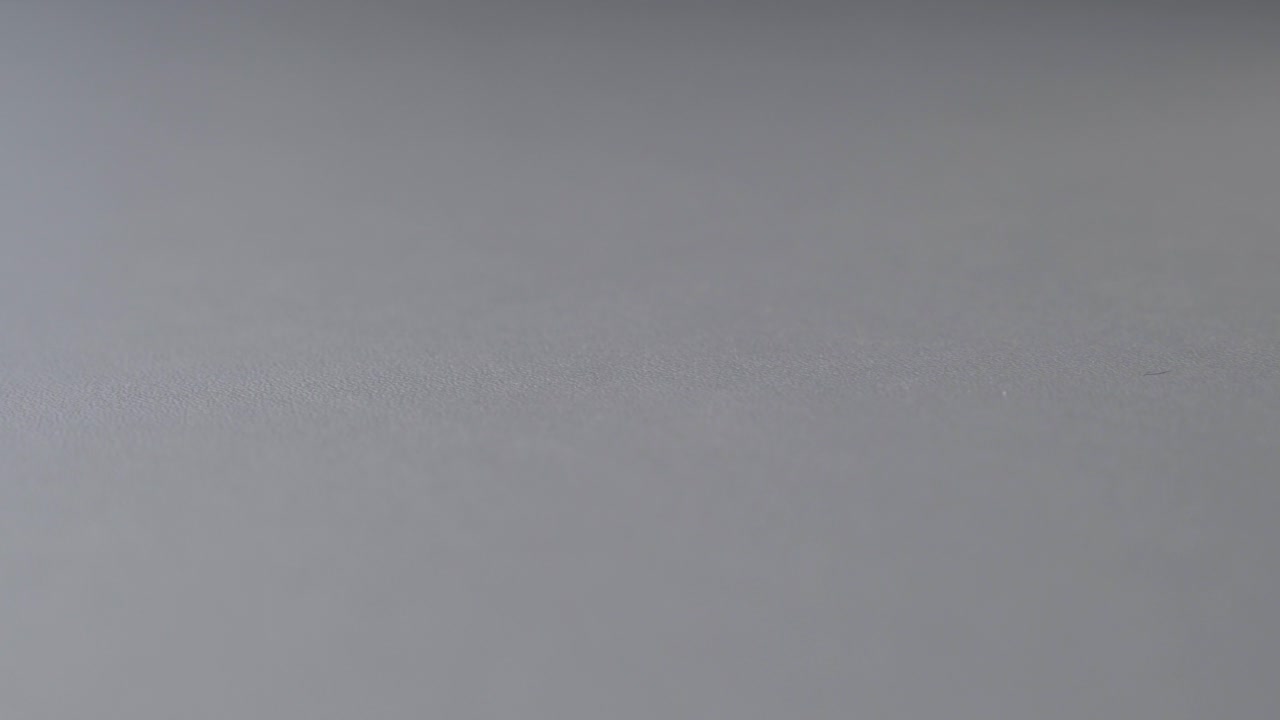 persona quita las pastillas de vitaminas de diferentes colores de la mesa con un movimiento rápido de la mano