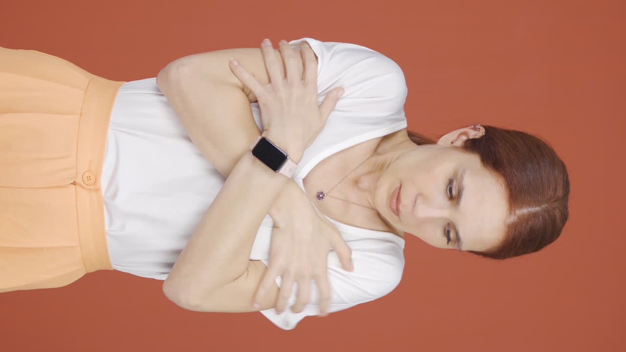 차갑고 떨리는 여자의 수직 비디오.