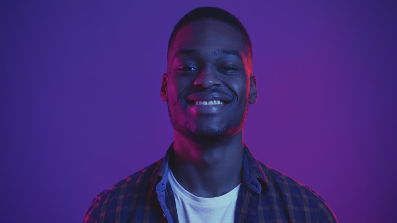 retrato de un hombre sonriente en una camisa a cuadros